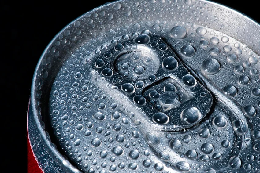 bebida refrescante en frigobar
