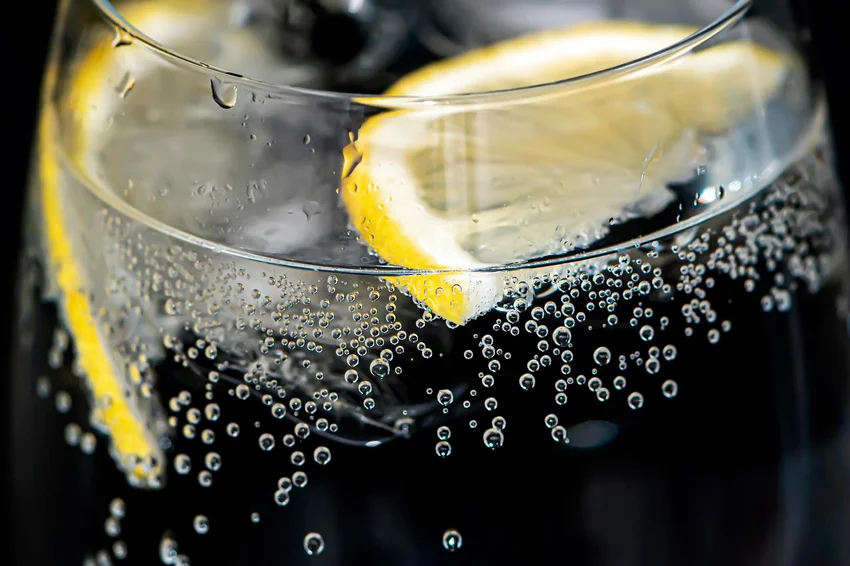 bebida refrescante que sale del frigobar